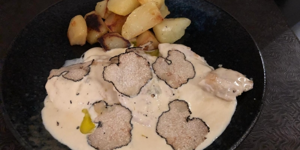 Chicken with gorgonzola and black truffles